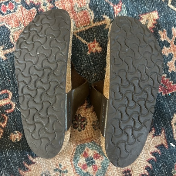 Birkenstock Gizeh Women’s Sandals, well loved, size 38, metallic bronze color - Picture 2 of 7